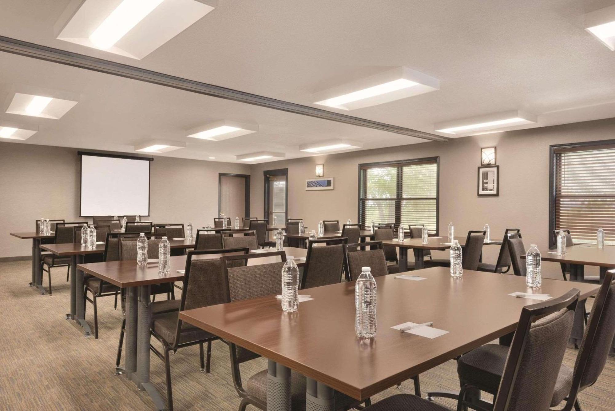 Country Inn & Suites By Radisson, Pella, Ia Экстерьер фото