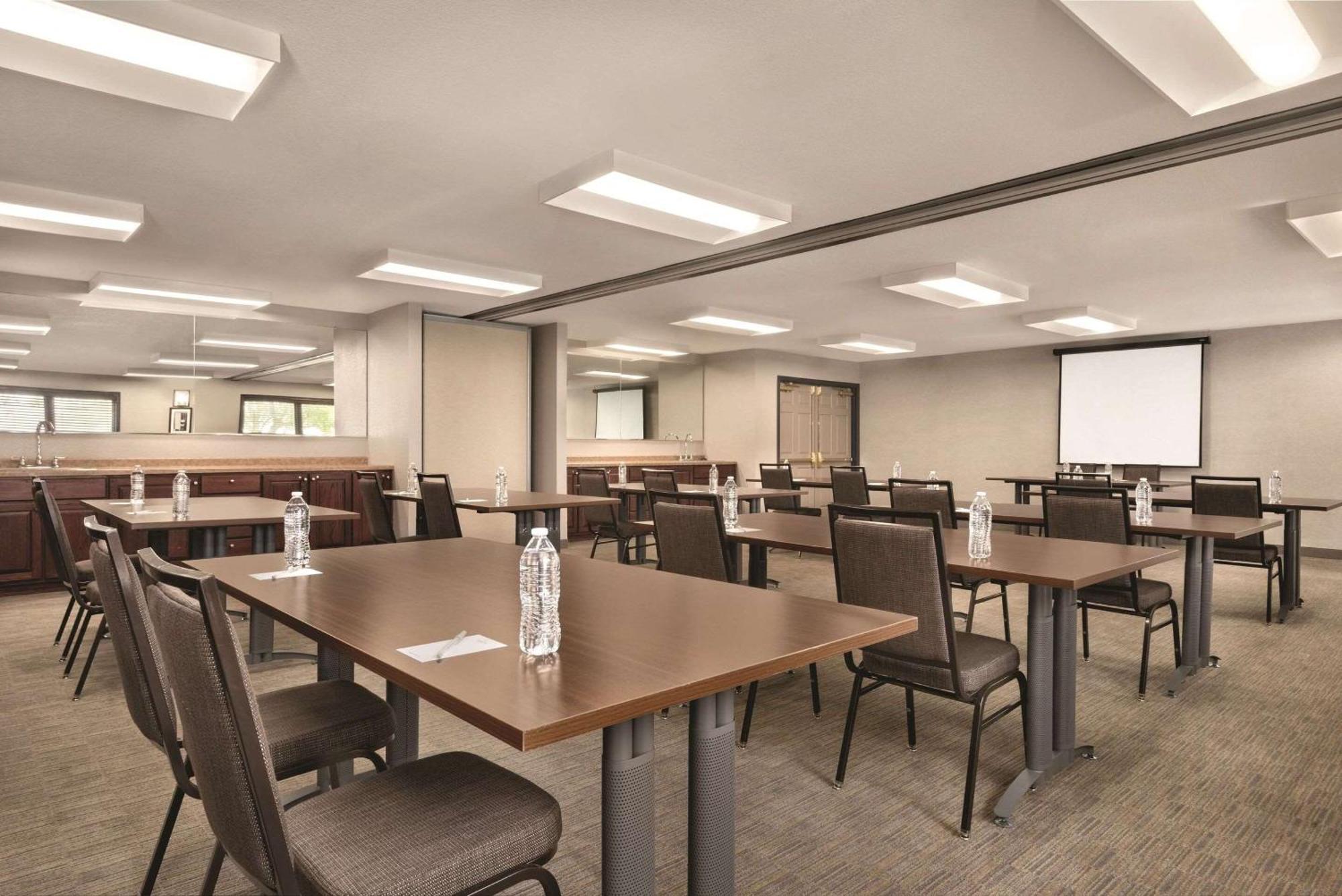 Country Inn & Suites By Radisson, Pella, Ia Экстерьер фото